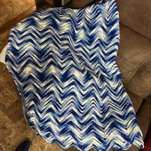 Knitted throw. Varigated Blue & White. Approx 60" x 70". (1174) - Picture 1 of 2